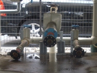 給水加圧ポンプユニットの取替：古いポンプの撤去と清掃