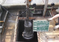 産業用水中ポンプのオーバーホール：ポンプ引き上げ