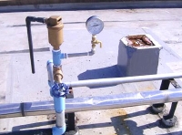 受水槽を撤去して直結加圧ブースターポンプを使い増圧方式へ変更工事：配管を接続